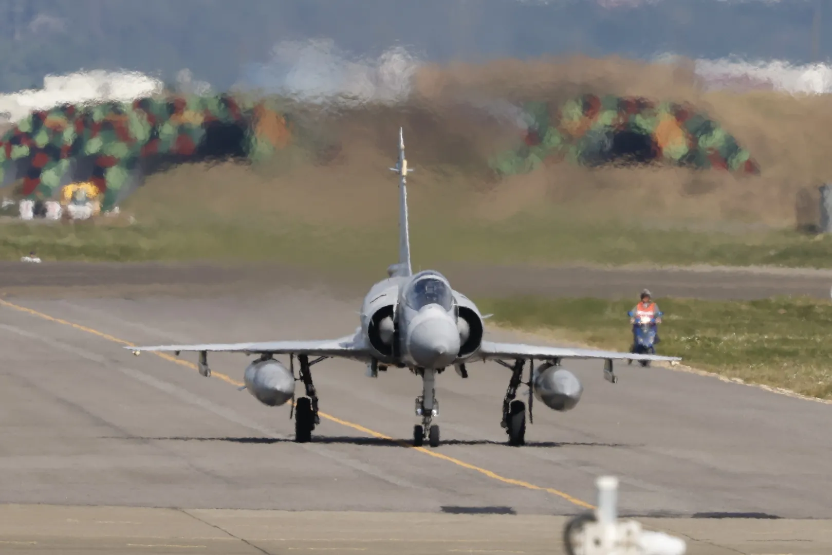 Myśliwiec Mirage 2000 należący do tajwańskich sił powietrznych przygotowuje się do startu w bazie lotniczej w Hsinchu na Tajwanie Fot. PAP/EPA/RITCHIE B. TONGO
