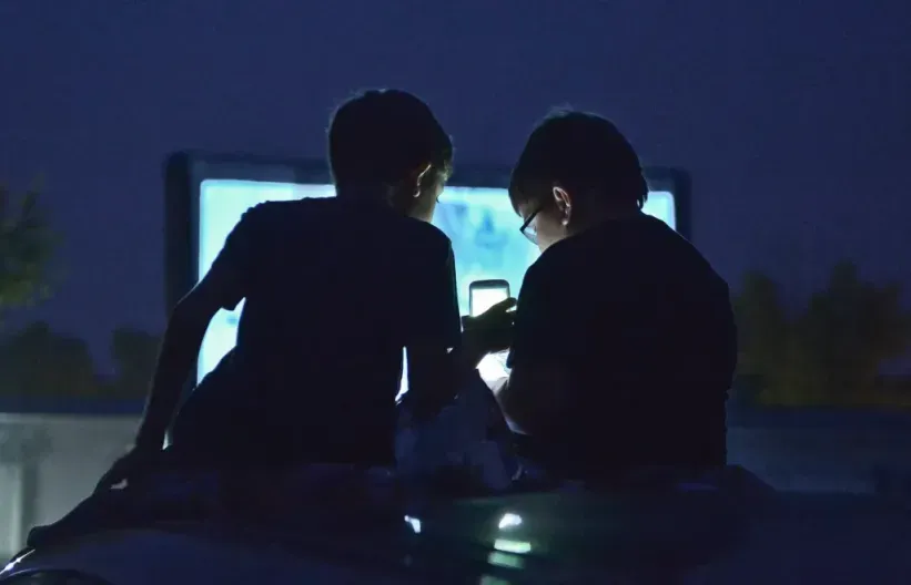 Dzieci ze smartfonem. Zdjęcie ilustracyjne. Fot. PAP/Marcin Obara