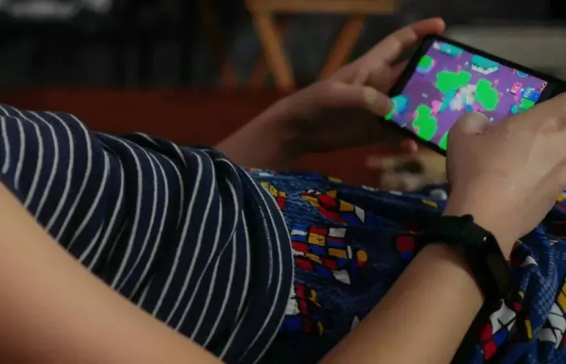 Używanie telefonu, zdjęcie ilustracyjne. Fot. PAP/ Mateusz Marek