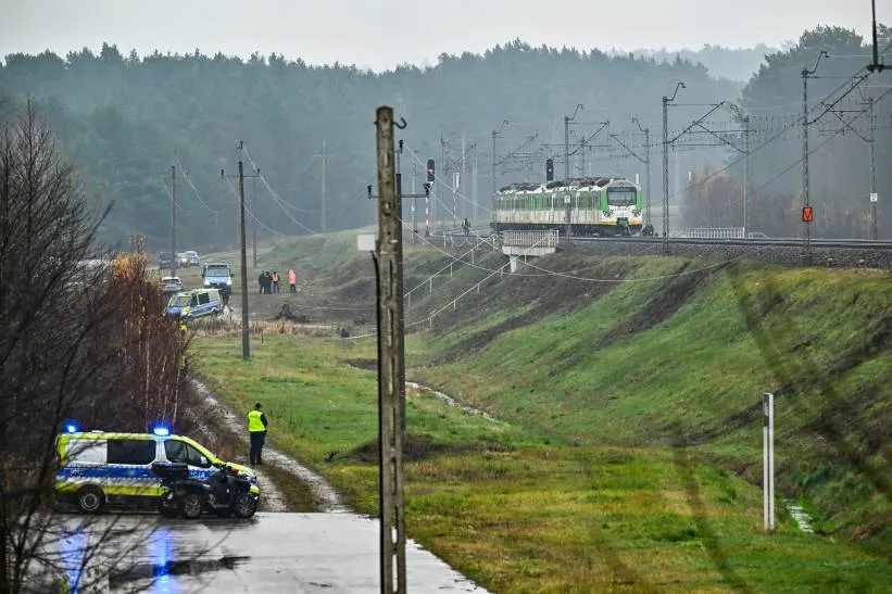Działania służb przy zniszczonym fragmencie torowiska na trasie Dęblin-Warszawa przy stacji kolejowej w okolicy miejscowości Mika, fot. PAP/Przemysław Piątkowski