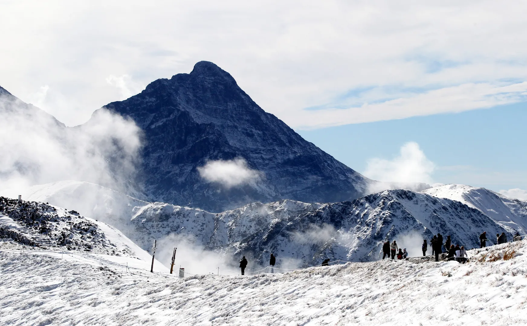 Turyści w rejonie Kasprowego Wierchu. W tle Krywań Fot. PAP/Grzegorz Momot