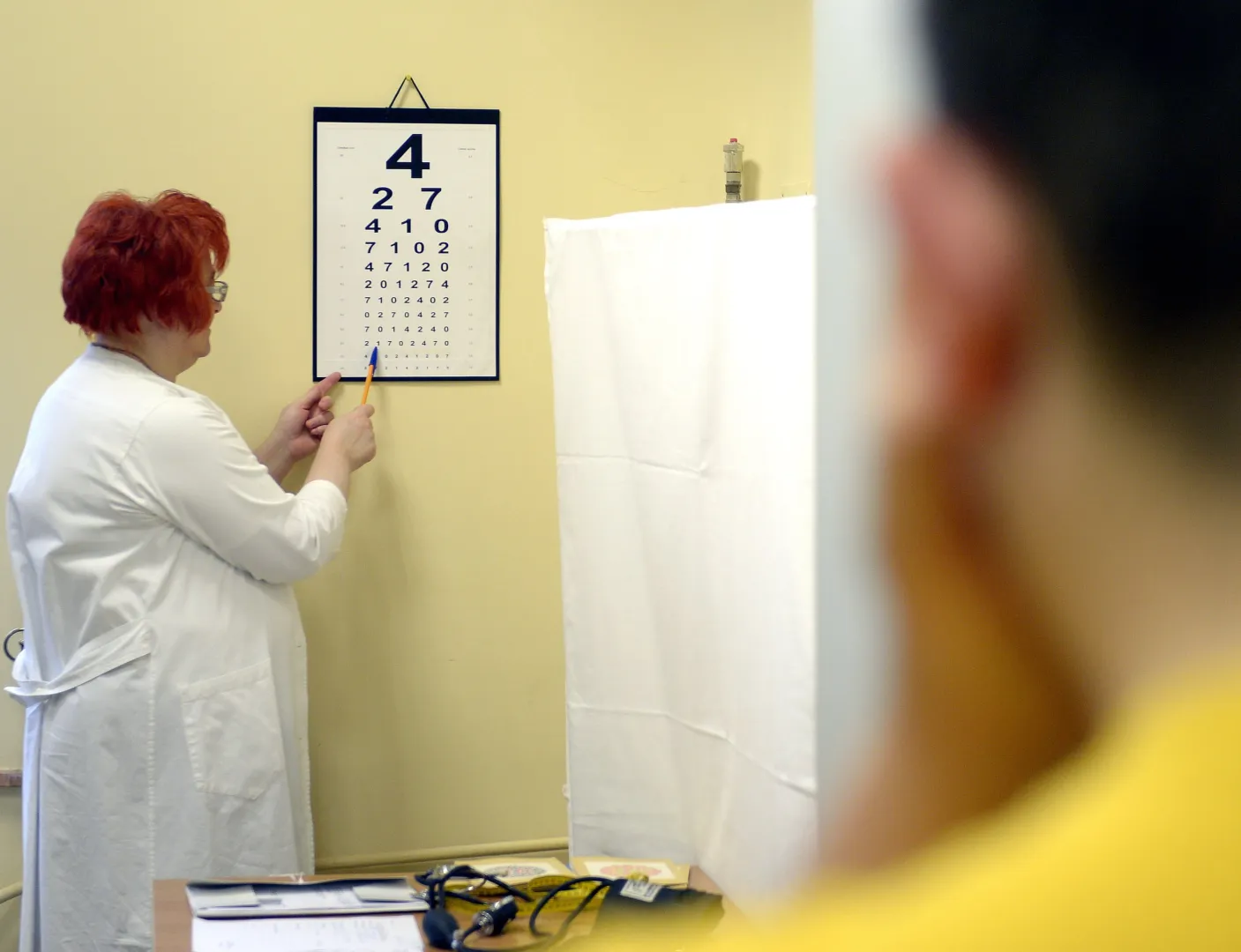 Badanie wzroku. Fot. PAP/Darek Delmanowicz