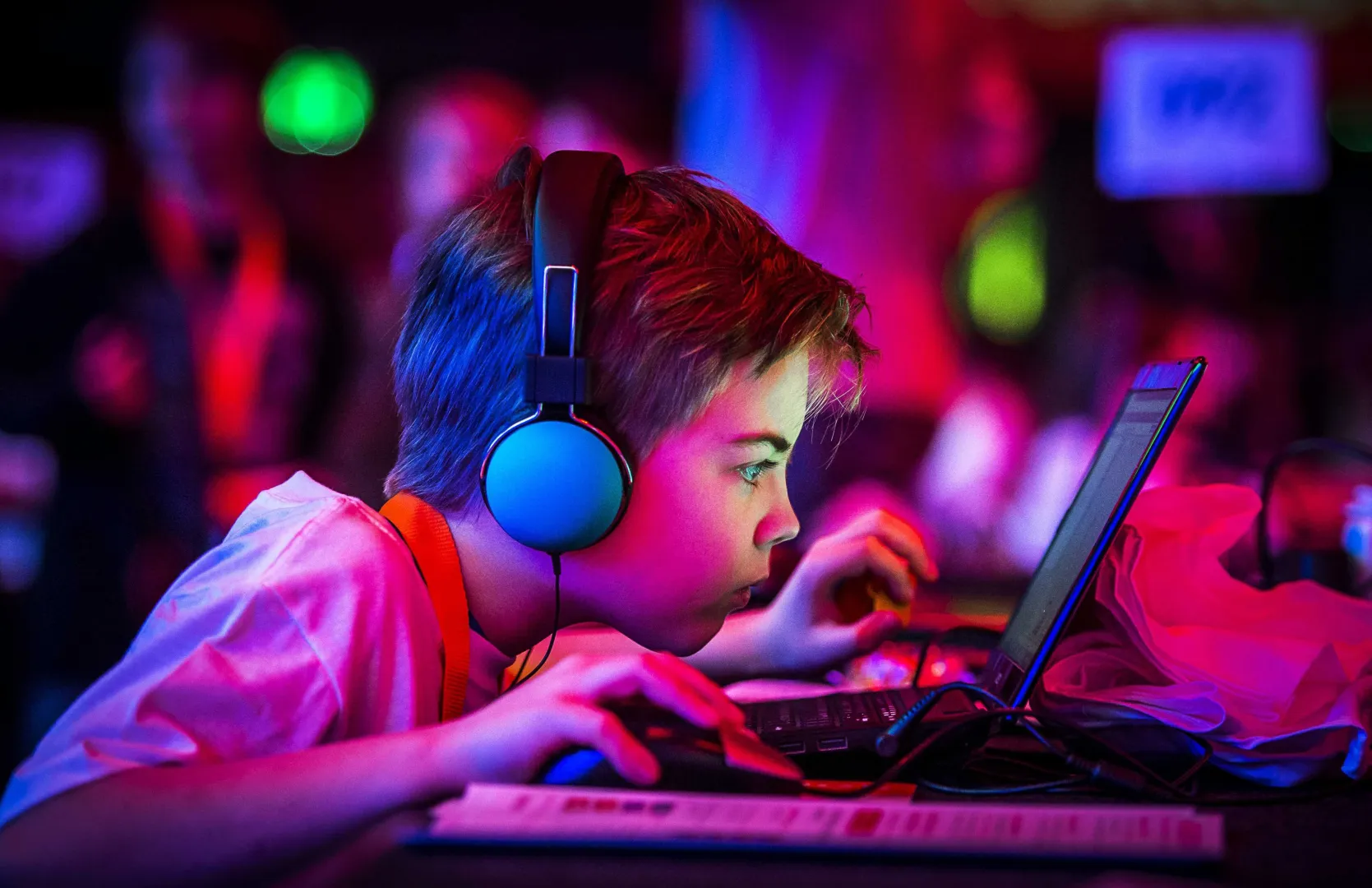 Dziecko z komputerem (zdjęcie ilustracyjne). Fot. EPA/REMKO DE WAAL