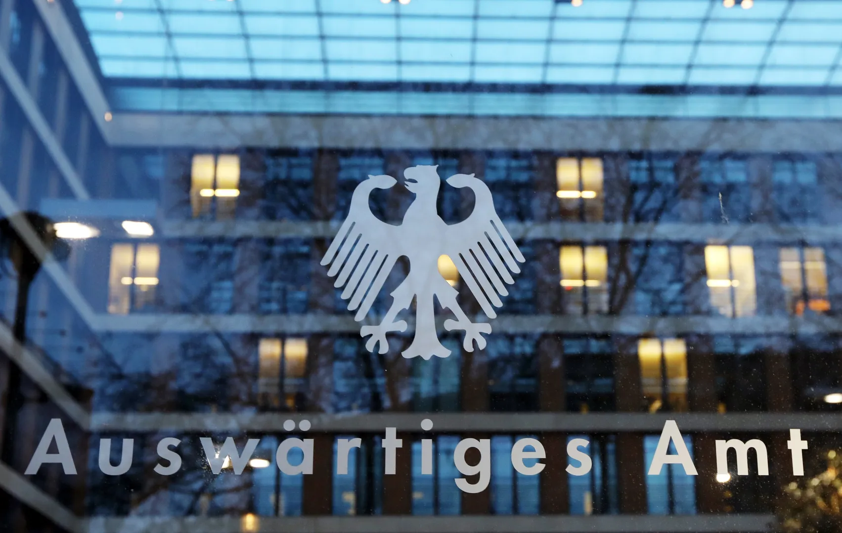 Написом "Закордонні справи" біля входу до будівлі МЗС Німеччини в Берліні. Fot. PAP/EPA/FELIPE TRUEBA