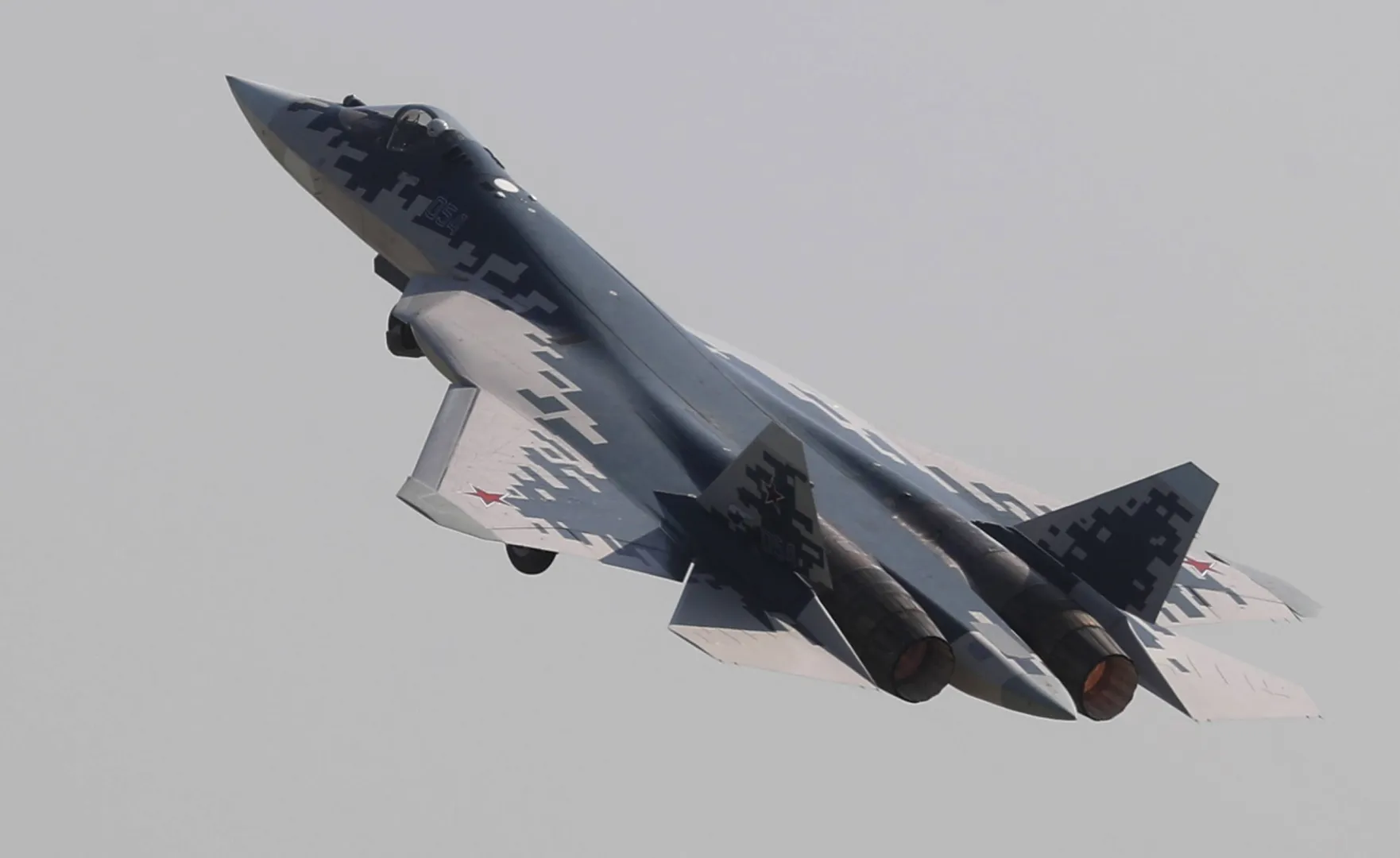 Самолет Су-30 на авиасалоне МАКС в подмосковном Жуковском. 2019 г. Фотоиллюстрация. Fot. PAP/EPA/MAXIM SHIPENKOV