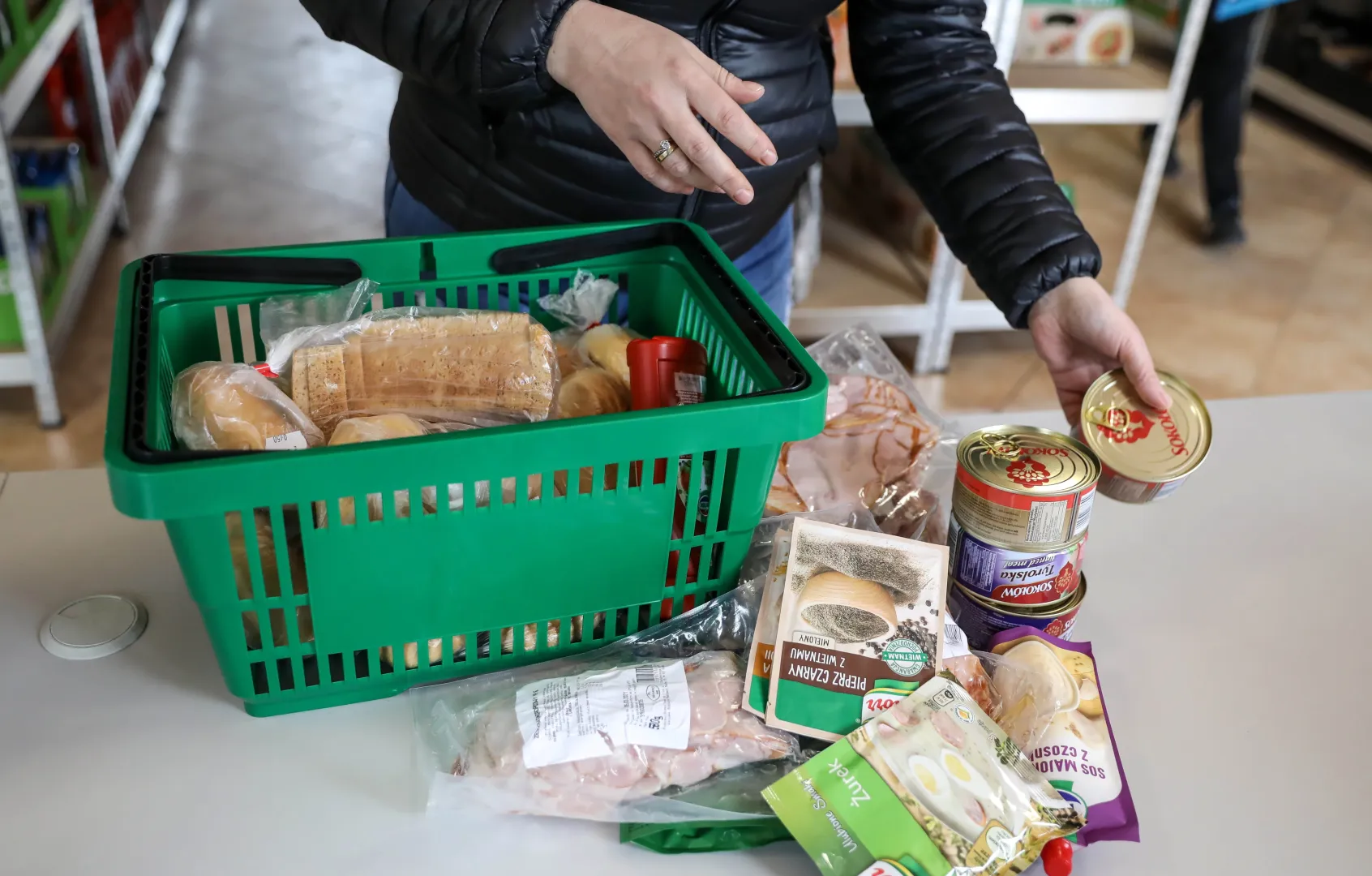 Kosz z zakupami - zdjęcie ilustracyjne Fot. PAP/Adam Kumorowicz