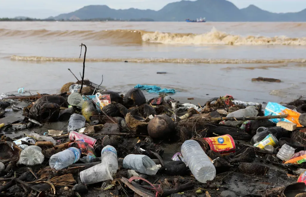 Zanieczyszczenie na plaży nad oceanem w Indonezji Fot. PAP/EPA/HOTLI SIMANJUNTAK