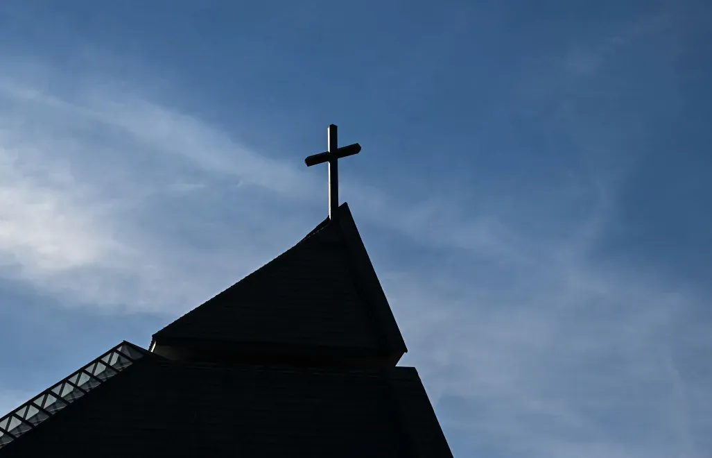 Krzyż na szczycie jednego z kościołów w Rzeszowie, zdjęcie poglądowe, fot. PAP/Darek Delmanowicz