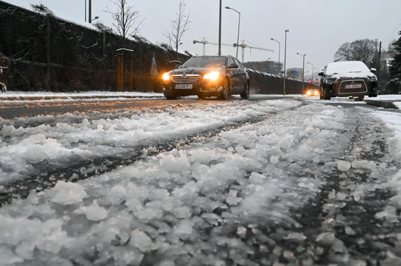 Marznące opady tworzą na jezdni śliską nawierzchnię Fot. PAP/Marcin Bielecki