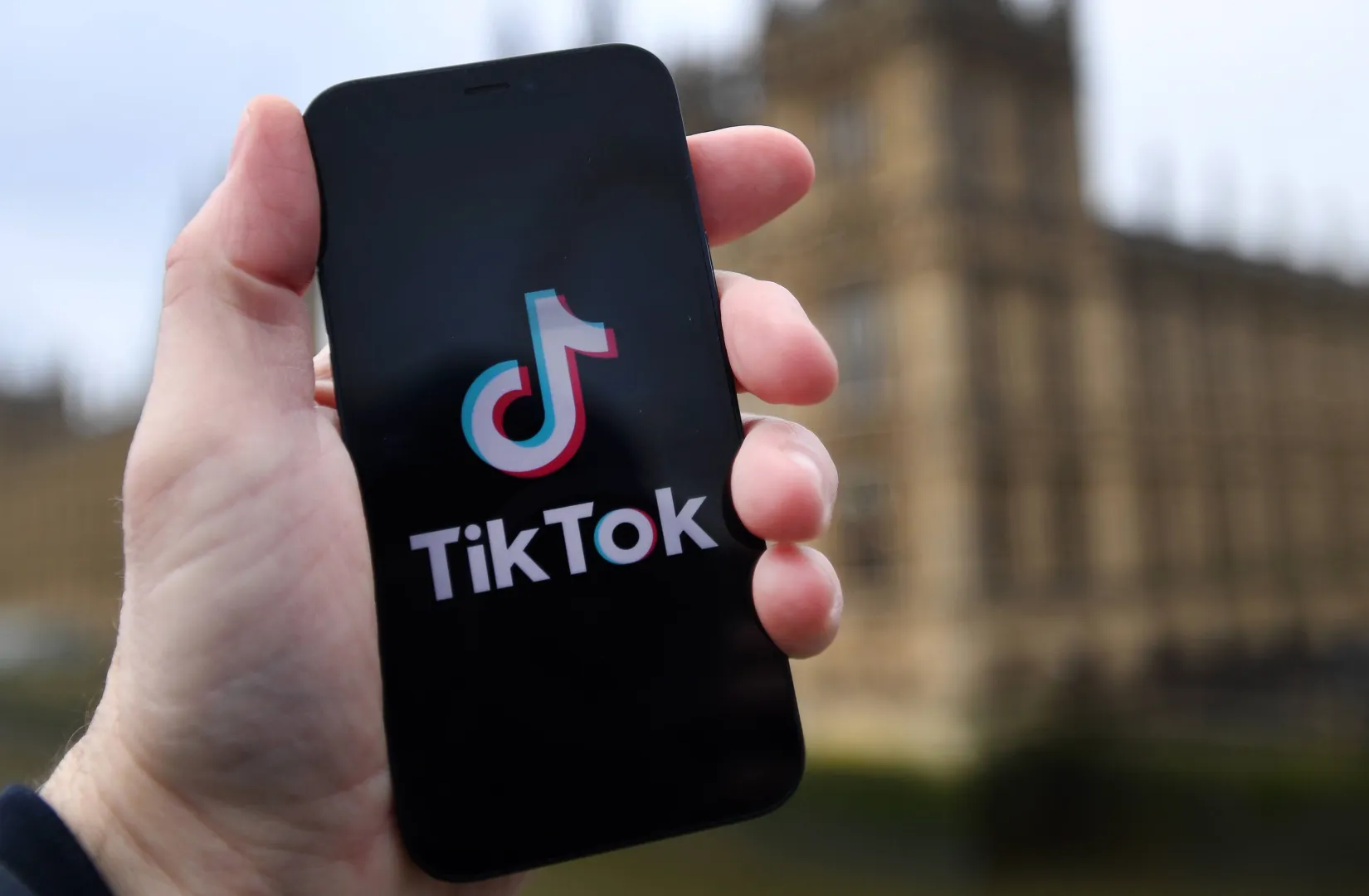 Na TikToku rośnie trend z treściami rezygnacyjnymi młodzieży Fot. PAP/EPA/ANDY RAIN