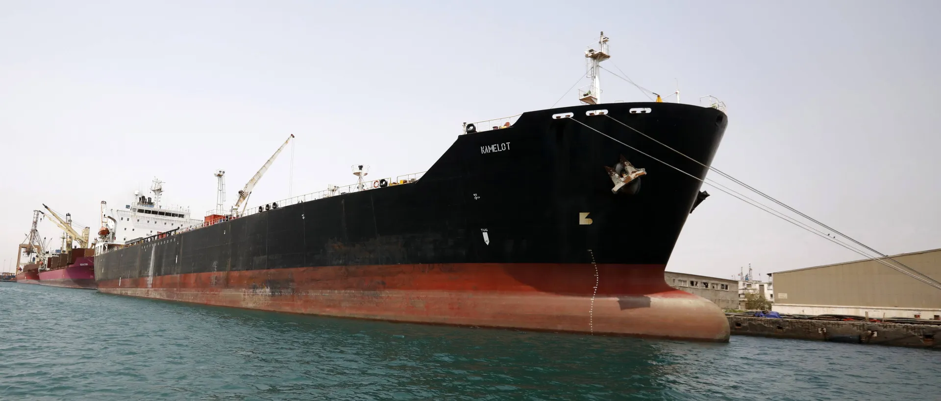 Танкер в порту Йемена. Fot. PAP/EPA/YAHYA ARHAB (фотоиллюстрация)