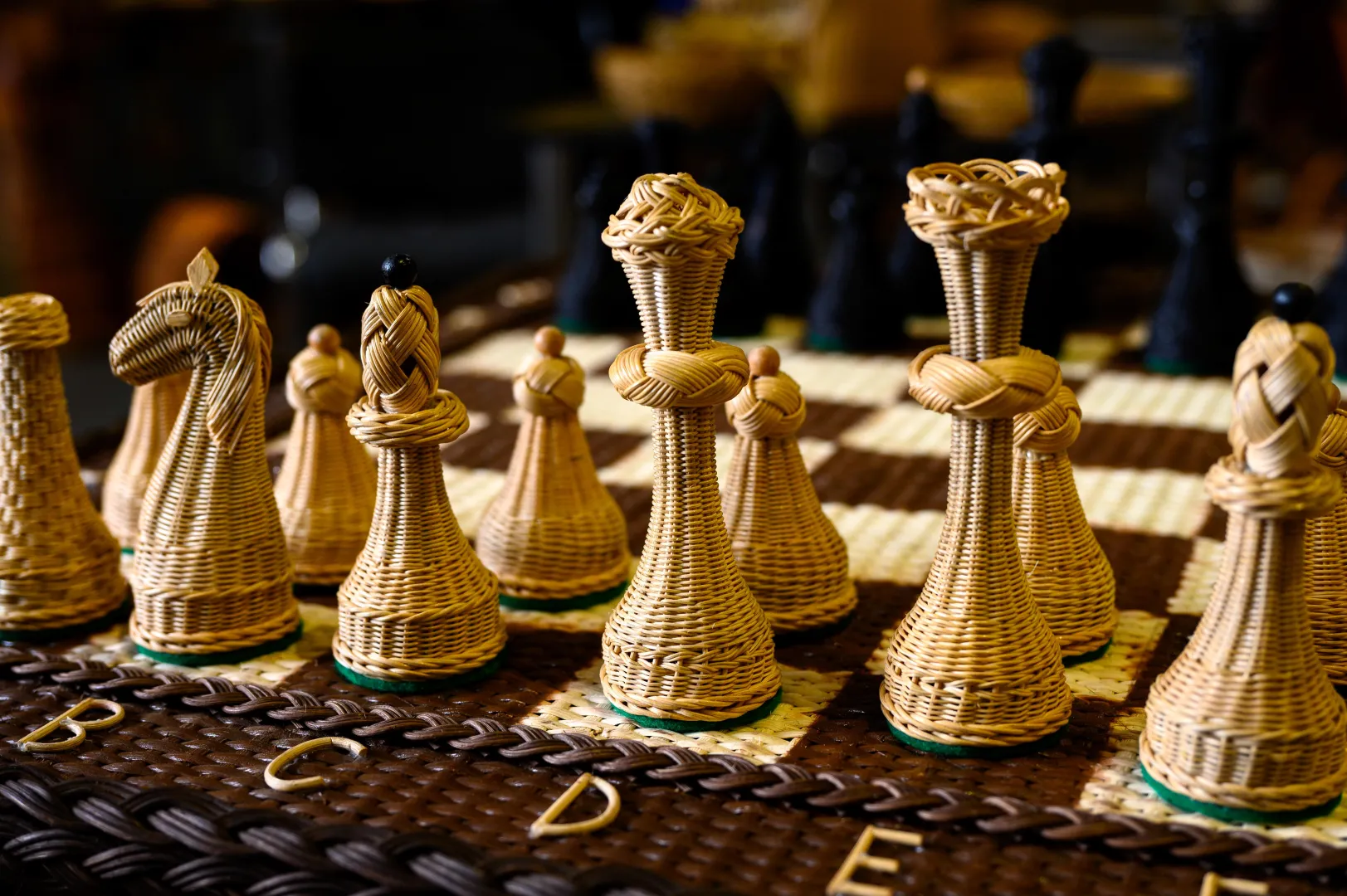 Szachy wykonane z wikliny (zdjęcie ilustracyjne). Fot. PAP/Jakub Kaczmarczyk