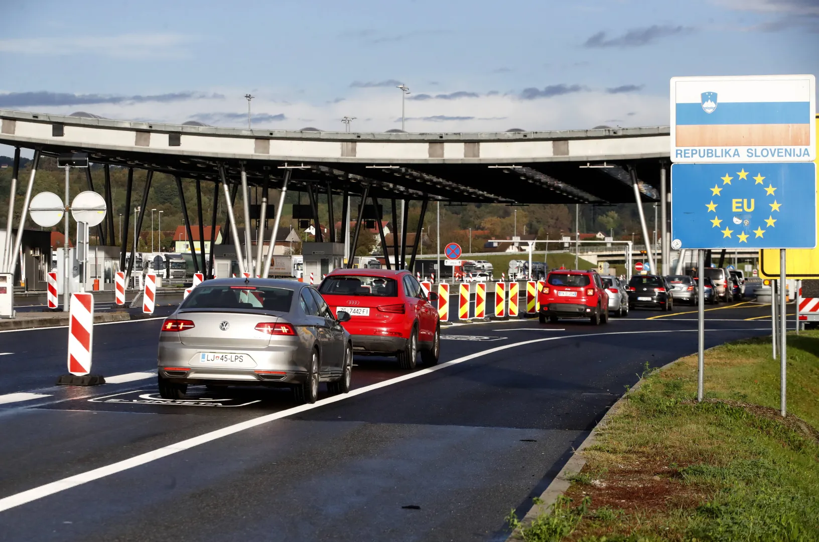 Przejście graniczne na granicy Słowenii z Chorwacją, fot. PAP/EPA/ANTONIO BAT