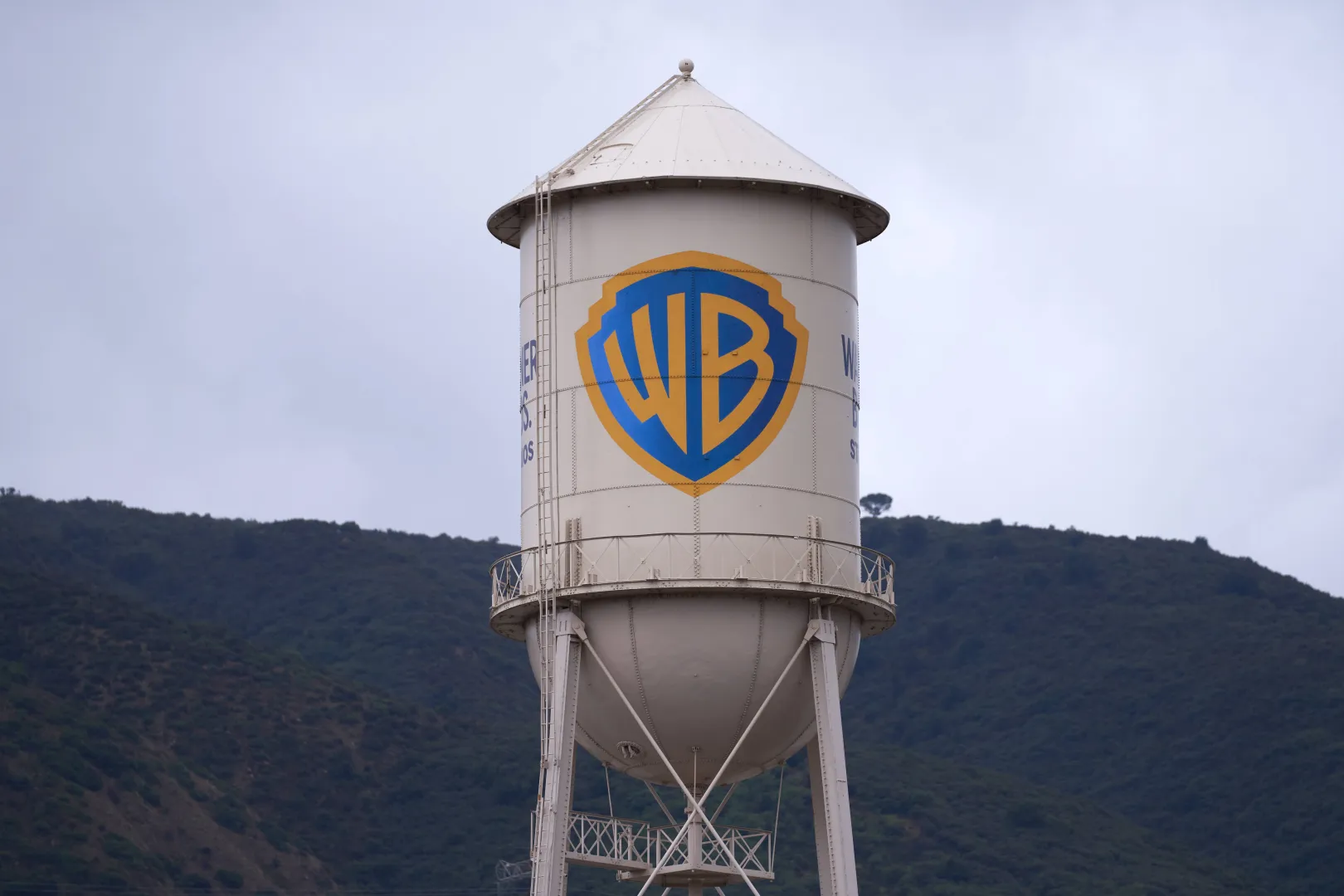 Logo Warner Bros. Discovery, fot. PAP/EPA/ALLISON DINNER