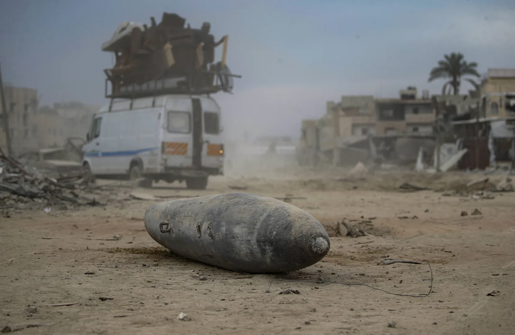 Izraelski pocisk leżący na środku drogi w Strefie Gazie. Fot. EPA/MOHAMMED SABER