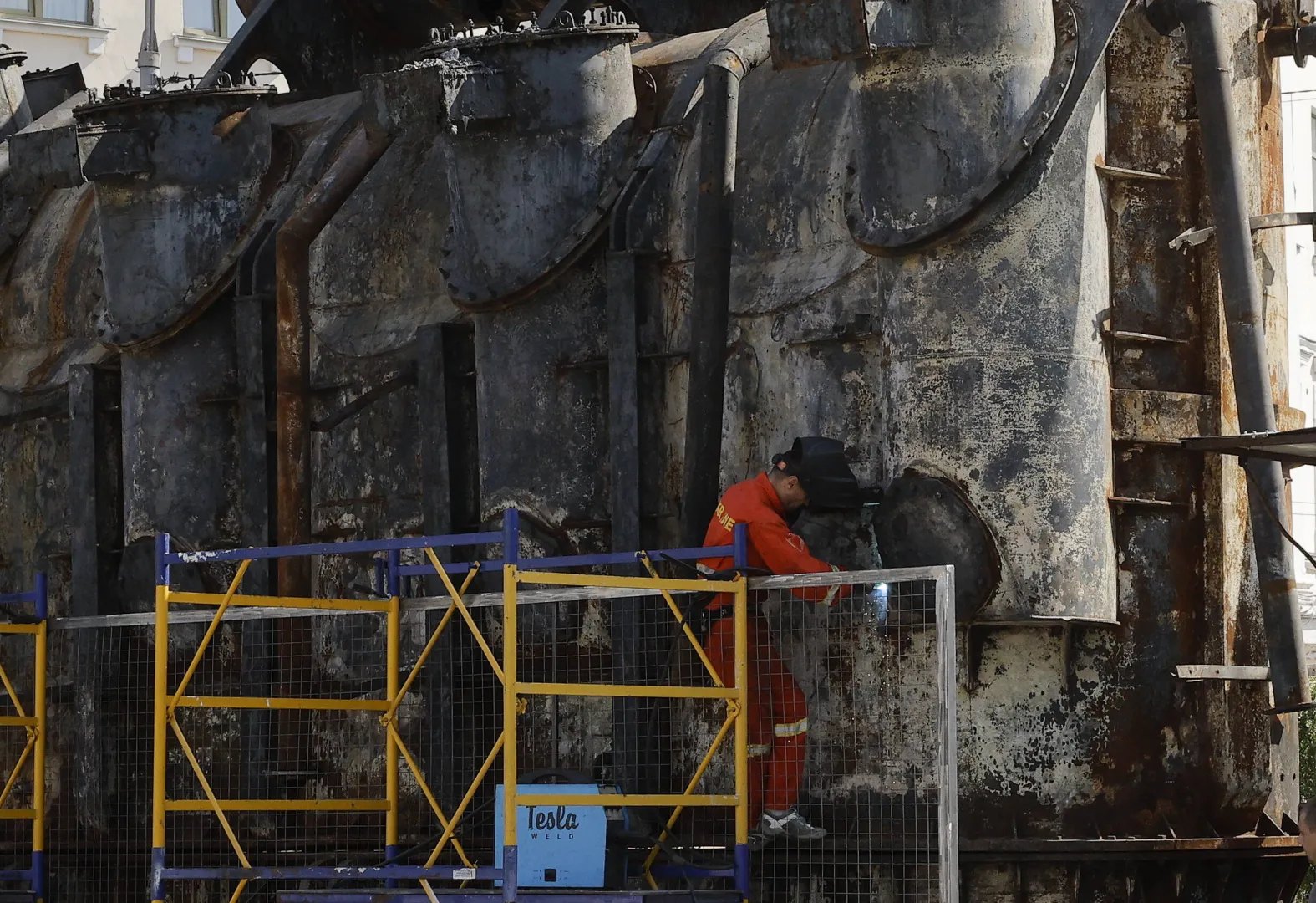Ремонт зруйнованого заводського трансформатора на Київщині. Fot. PAP/EPA/SERGEY DOLZHENKO (фотоілюстрация)