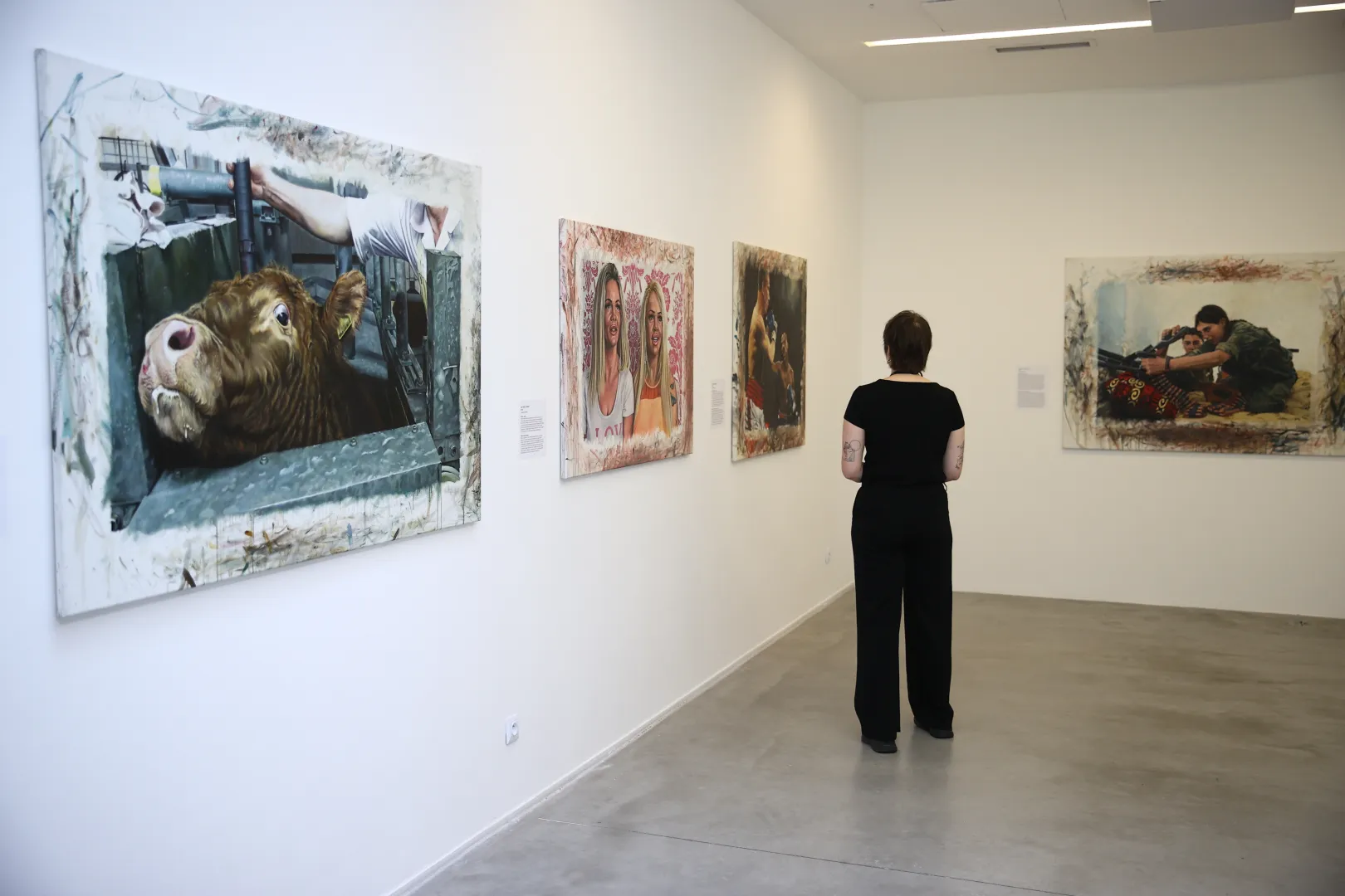 Prezentacja po konferencji, nowych wystaw Małgorzaty Blamowskiej "Wszystkie wcielenia kobiety", Alicji Białej "Zatruty staw" i "Wielcy współcześni. Dar Teresy i Andrzeja Starmachów" w Muzeum Sztuki Współczesnej MOCAK w Krakowie (zdjęcie ilustracyjne)PAP/Łukasz Gągulski