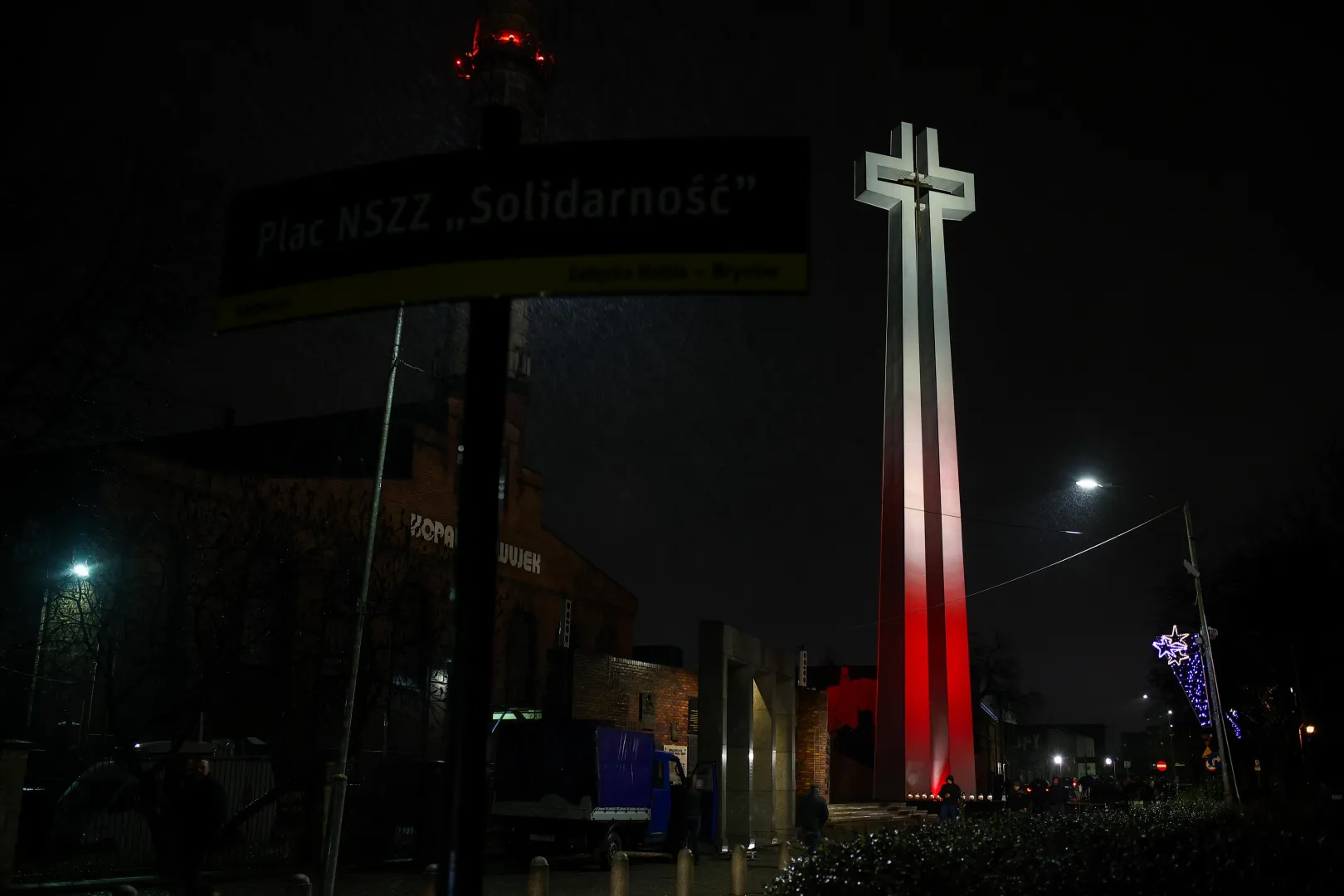 Protest w katowickiej kopalni Wujek rozpoczął się po wprowadzeniu stanu wojennego (13 grudnia 1981 r.). Fot. PAP/	Jarek Praszkiewicz