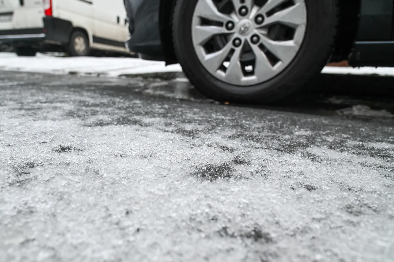 Oblodzona jezdnia Fot. PAP/Marcin Bielecki