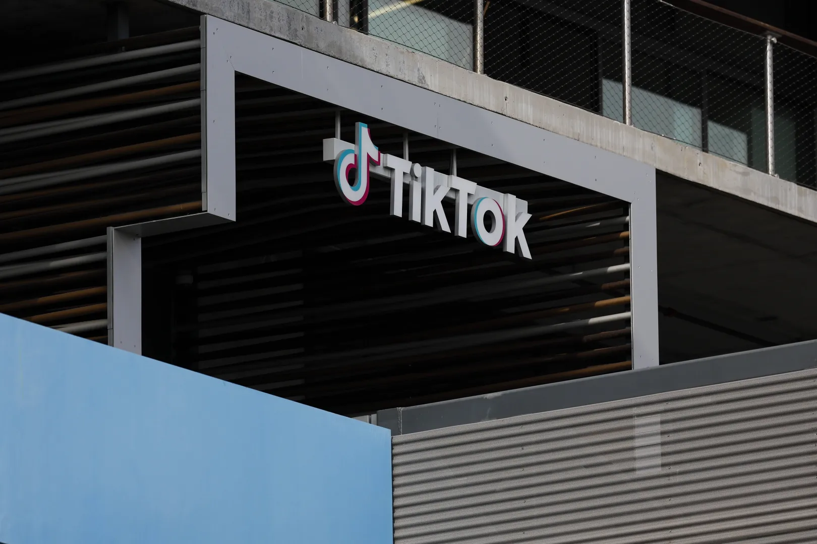 Logo TikToka. Fot. PAP/EPA/CAROLINE BREHMAN 