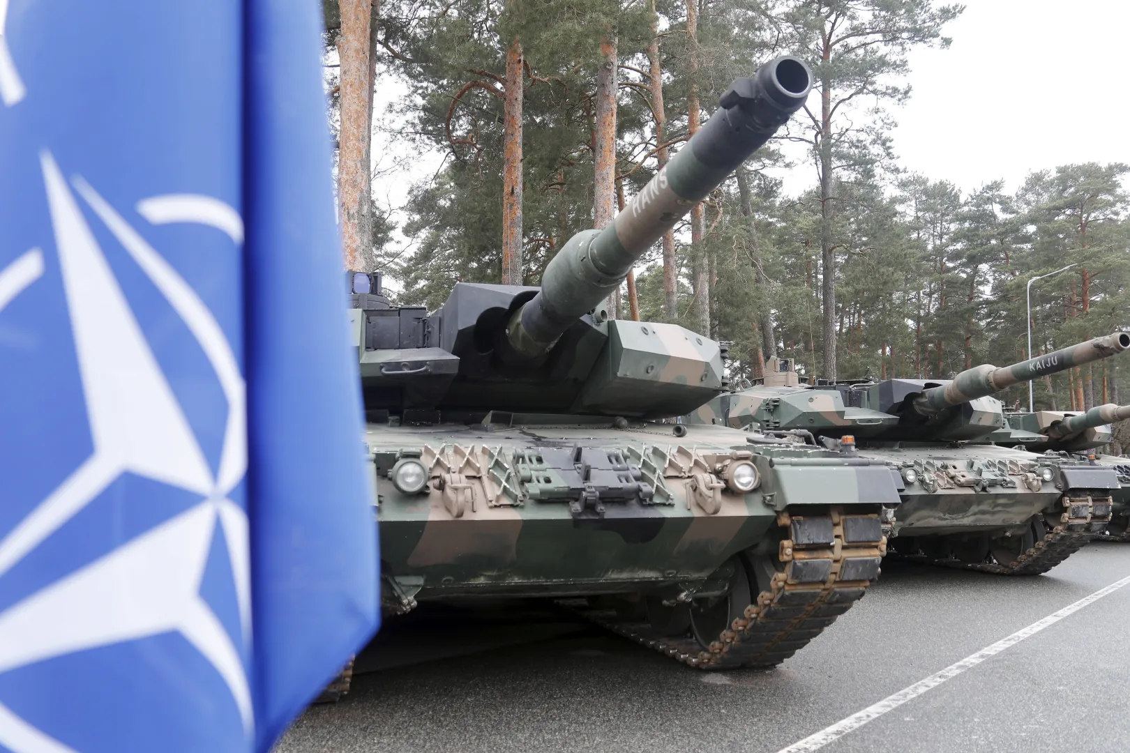 Flaga NATO i czołg (zdjęcie ilustracyjne). Fot. EPA/TOMS KALNINS