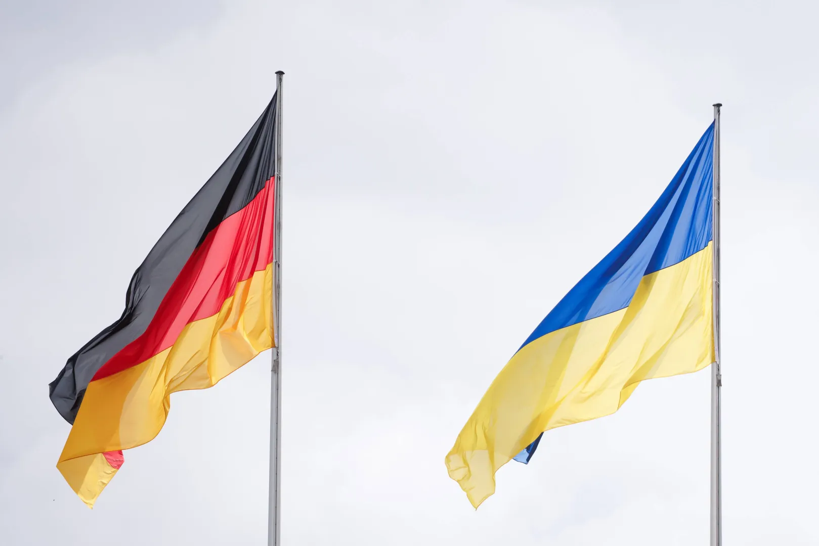 Флаги ФРГ и Украины. Фотоиллюстрация. Fot. PAP/EPA/CLEMENS BILAN