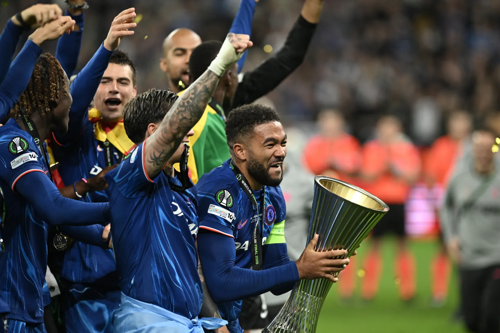 Piłkarz Chelsea FC Londyn Reece James z pucharem podczas dekoracji po meczu finałowym Ligi Konferencji z Realem Betis Sewilla. Fot. PAP/Jakub Kaczmarczyk