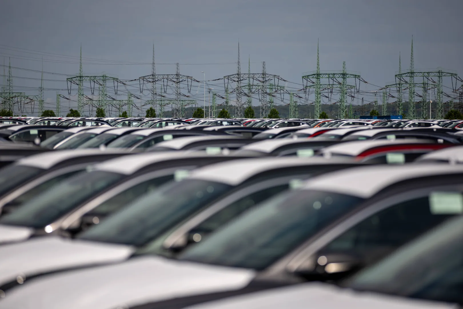 Samochody. Fot. PAP/EPA/MARTIN DIVISEK