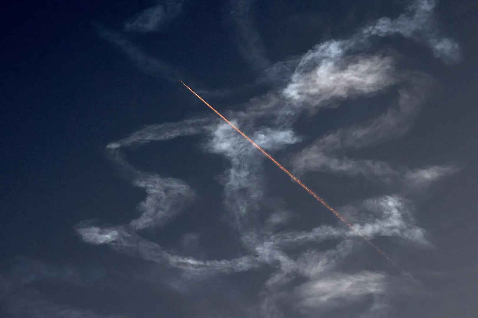 Izraelski system obrony powietrznej Żelazna Kopuła przechwytuje pocisk nad miastem Fot. PAP/EPA/ALAA BADARNEH