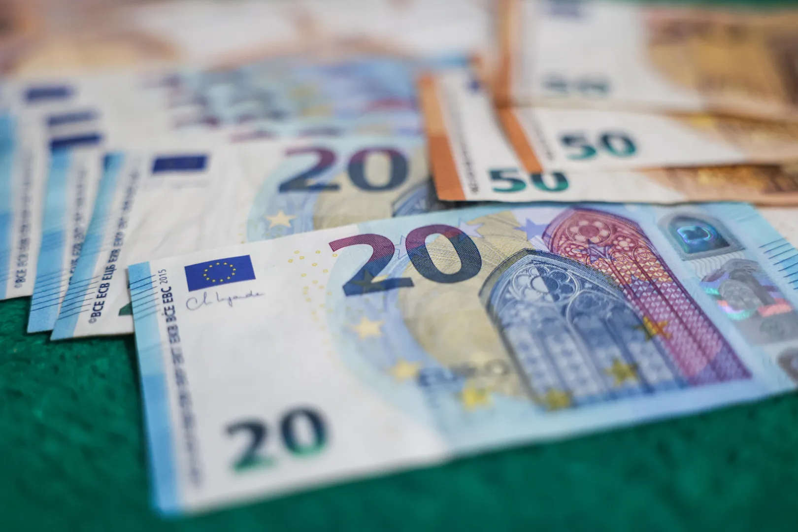 Euro (zdjęcie ilustracyjne). Fot. PAP/Szymon Pulcyn