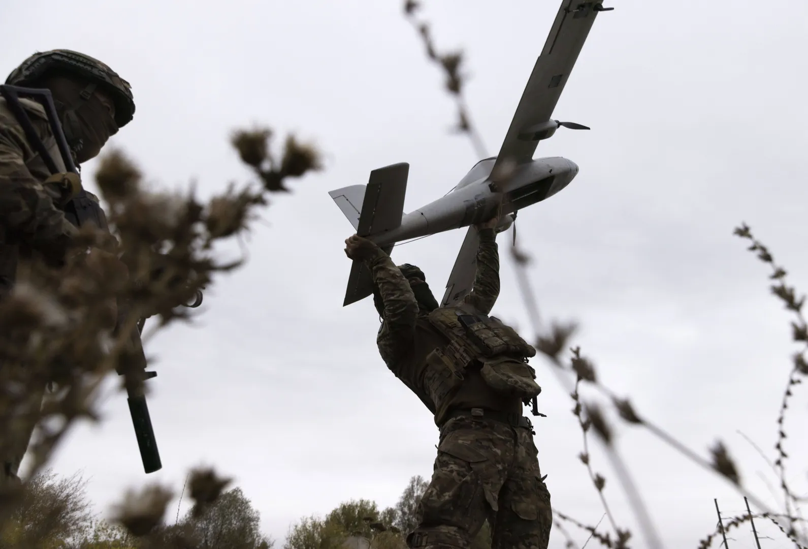 Украинские военные с дроном Fot. PAP/EPA/YEVHEN TITOV 