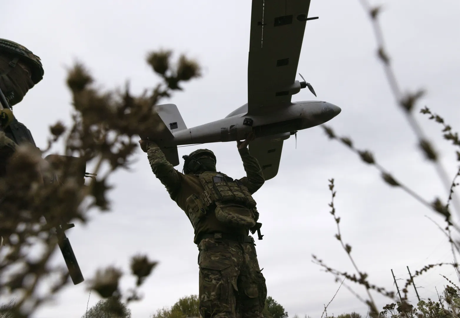 украинские военные с дроном фотоилюстрация Fot. PAP/EPA/YEVHEN TITOV