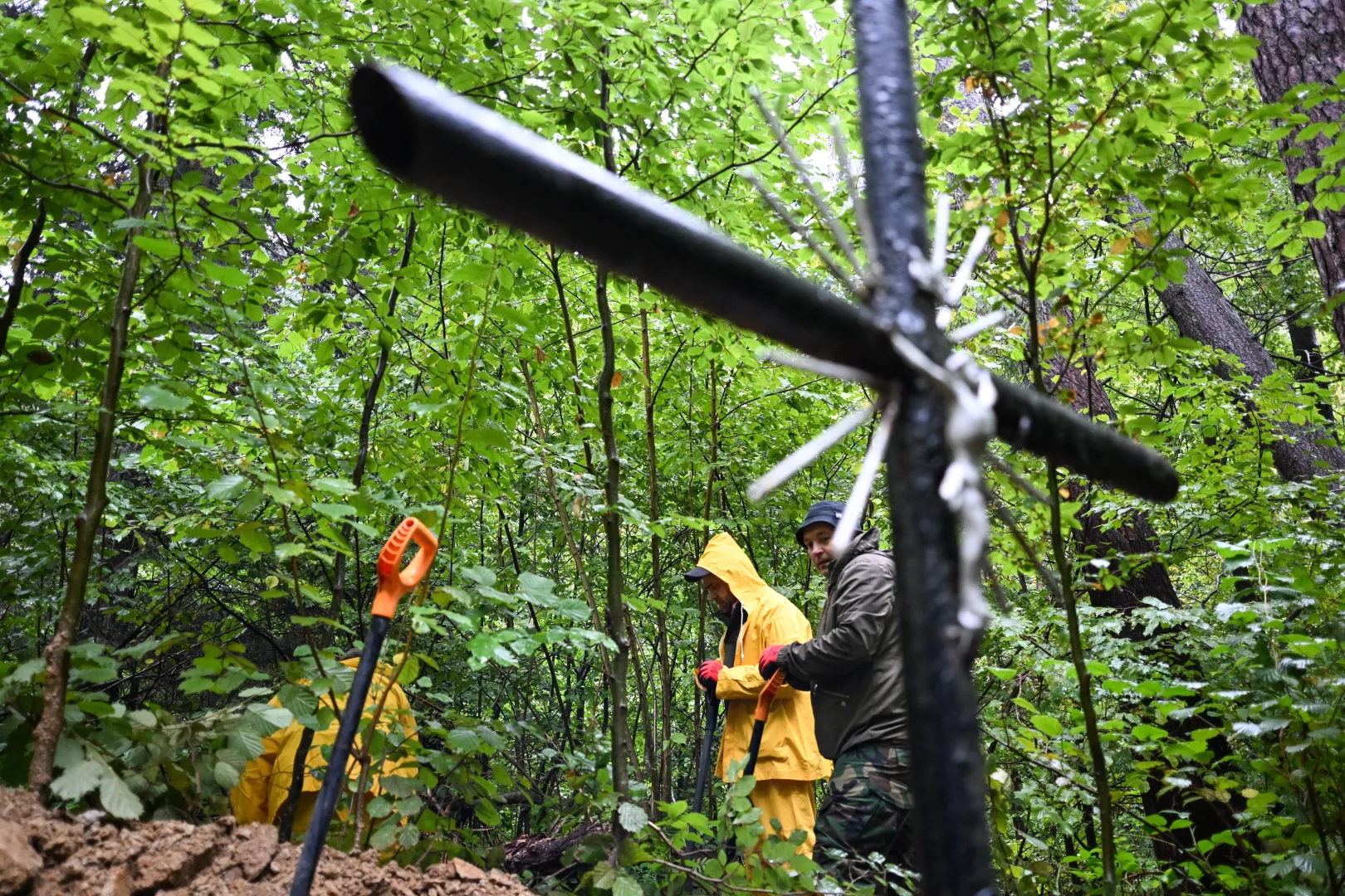 Prace poszukiwawcze na terenie wsi Jureczkowa, zdjęcie ilustracyjne, fot. PAP/Darek Delmanowicz