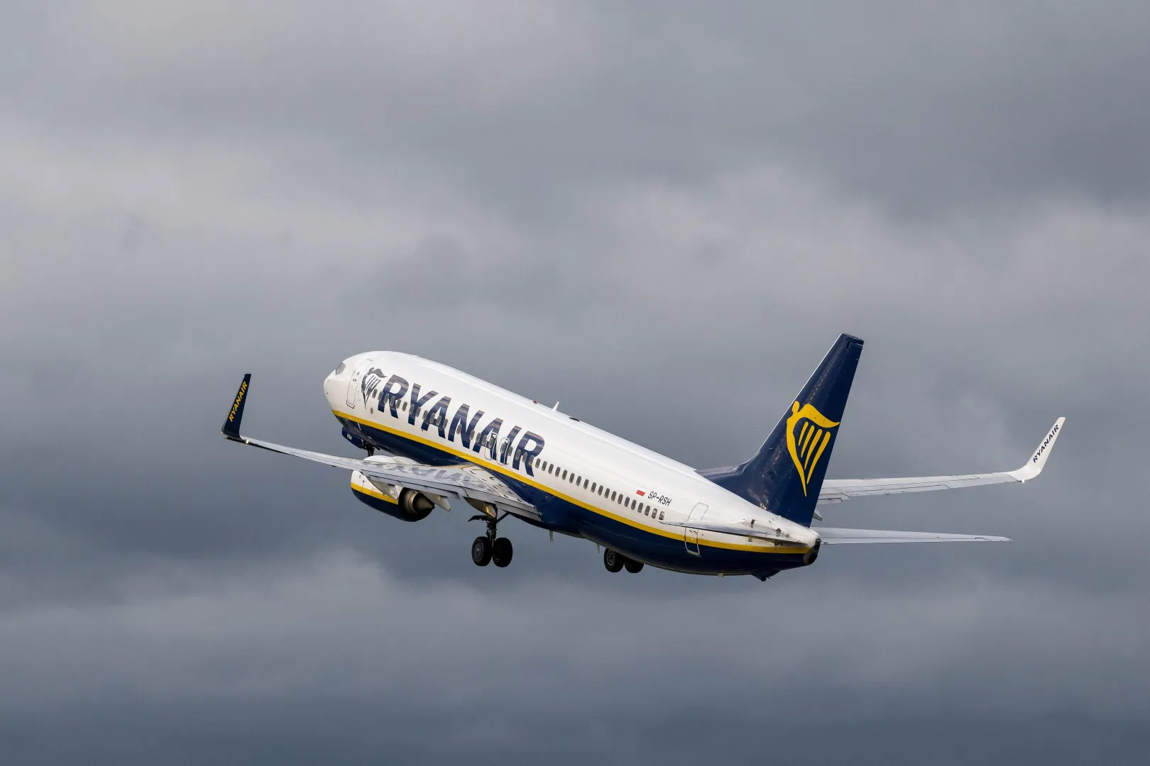 Samolot należący do tanich linii lotniczych Ryanair. Fot. PAP/Andrzej Jackowski
