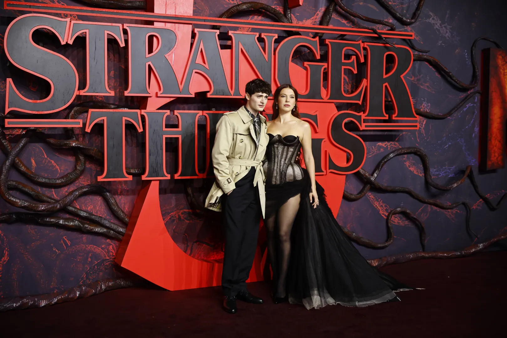 Noah Schnapp (L) i Millie Bobby Brown (P) na premierze serialu "Stranger Things". Fot. EPA/TOLGA AKMEN 