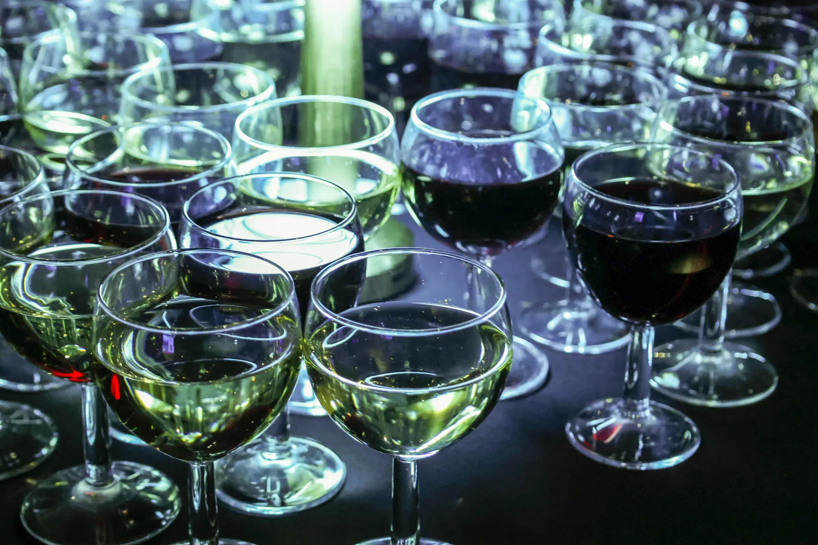 Kieliszki z winem Fot. PAP/Albert Zawada