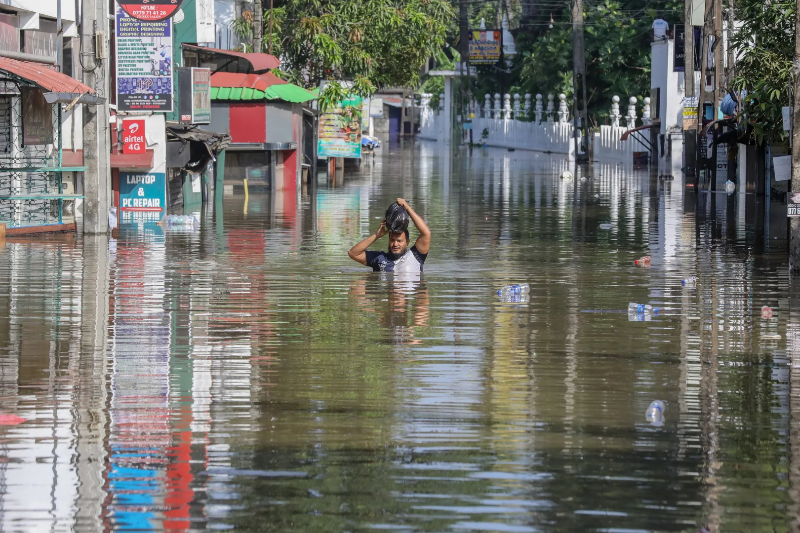 Powodzie na Sri Lance, fot. PAP/EPA/CHAMILA KARUNARATHNE