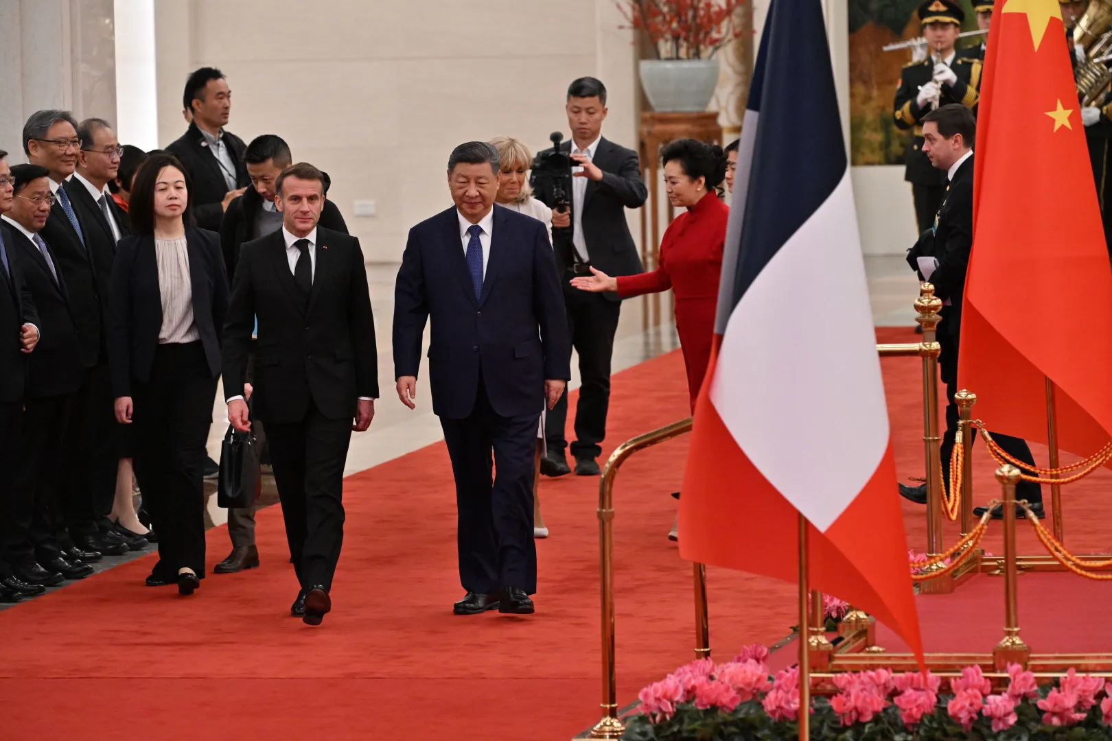 Przywódca Chin Xi Jinping i prezydent Francji Emmanuel Macron. Fot. PAP/EPA/	ADEK BERRY / POOL
