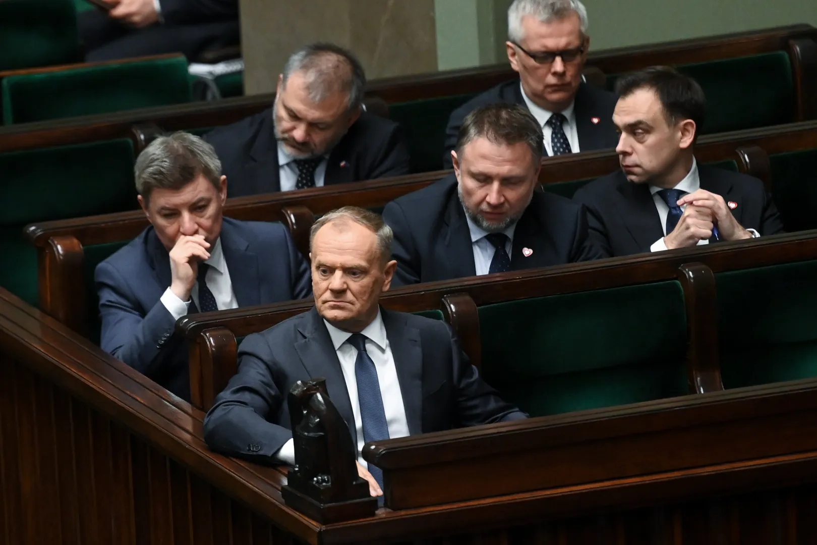 Członkowie rządu, od frontu: premier Donald Tusk, drugi rząd: szef KPRM Jan Grabiec, Marcin Kierwiński, Andrzej Domański, trzeci rząd: Waldemar Żurek i Tomasz Siemoniak, fot. PAP/Piotr Nowak