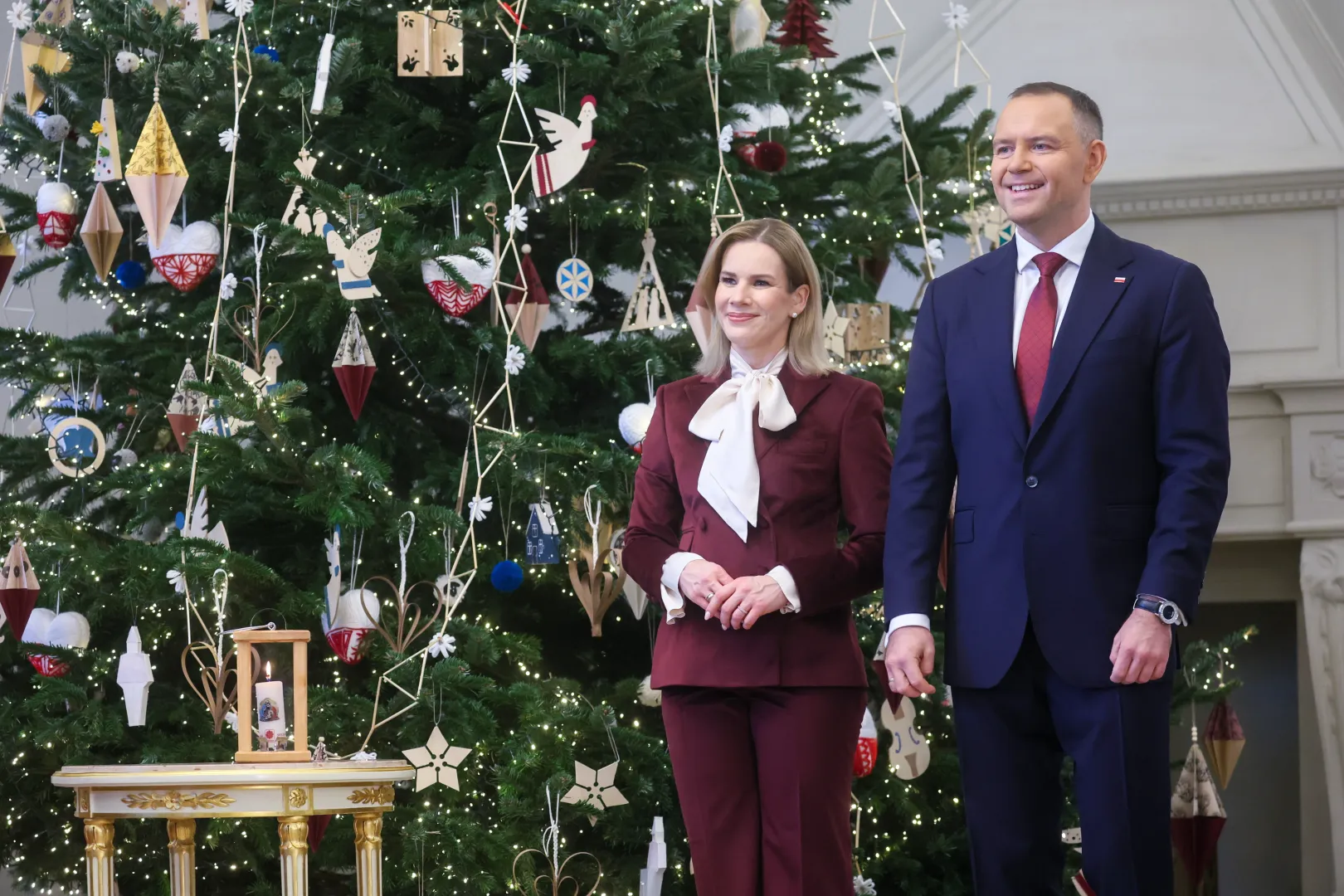 Президент Кароль Навроцкий и первая леди Марта Навроцкая возле праздничной елки Fot. PAP/Leszek Szymański