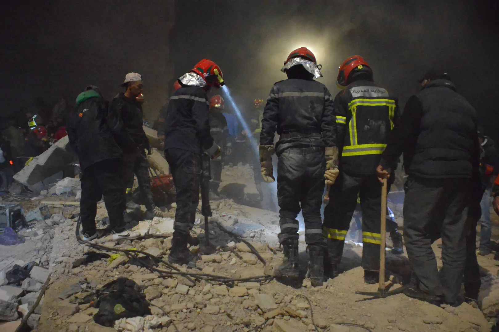 Akcja ratunkowa służb po zawaleniu buynków, fot. PAP/EPA/Ahmed Alaoui Mrani