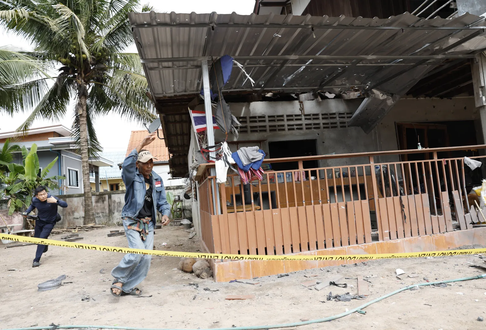 Ludzie uciekają do bunkru w Tajlandii w wiosce w prowincji Surin, fot. PAP/EPA/RUNGROJ YONGRIT