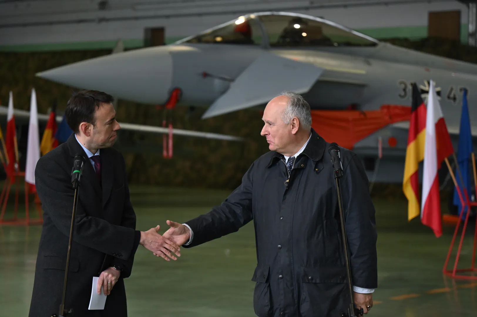 Заступник міністра національної оборони Польщі Павел Залевський (праворуч) та заступник міністра оборони Німеччини Нільс Шмід (ліворуч) під час пресконференції після зустрічі з нагоди початку місії німецького контингенту в рамках NATO Air Policing. Fot. PAP/Adam Warżawa