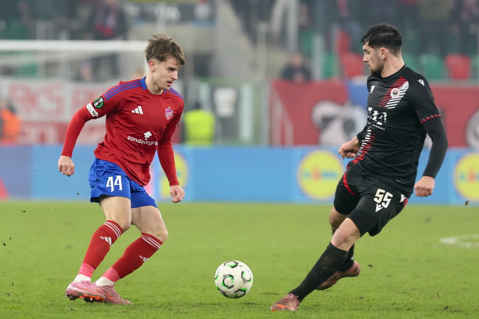 Piłkarz Rakowa Częstochowa Bogdan Mircetic i Duje Dujmovic z HSK Zrinjskiego Mostar. Fot. PAP/Art Service