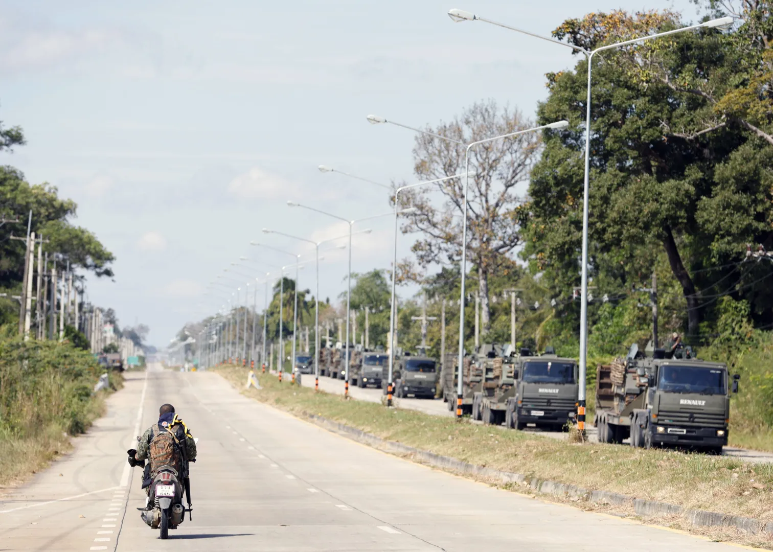 Tajskie wojsko w pobliżu granicy z Kambodżą, fot. PAP/EPA/RUNGROJ YONGRIT