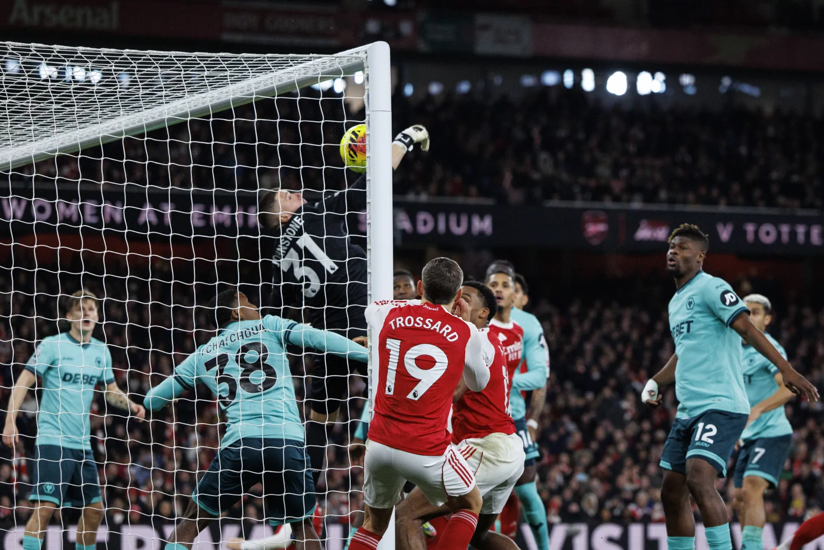 Arsenal Londyn na własnym boisku, po dramatycznej końcówce, wygrał 2:1 z ostatnim w tabeli Wolverhampton. Fot. PAP/EPA/	TOLGA AKMEN