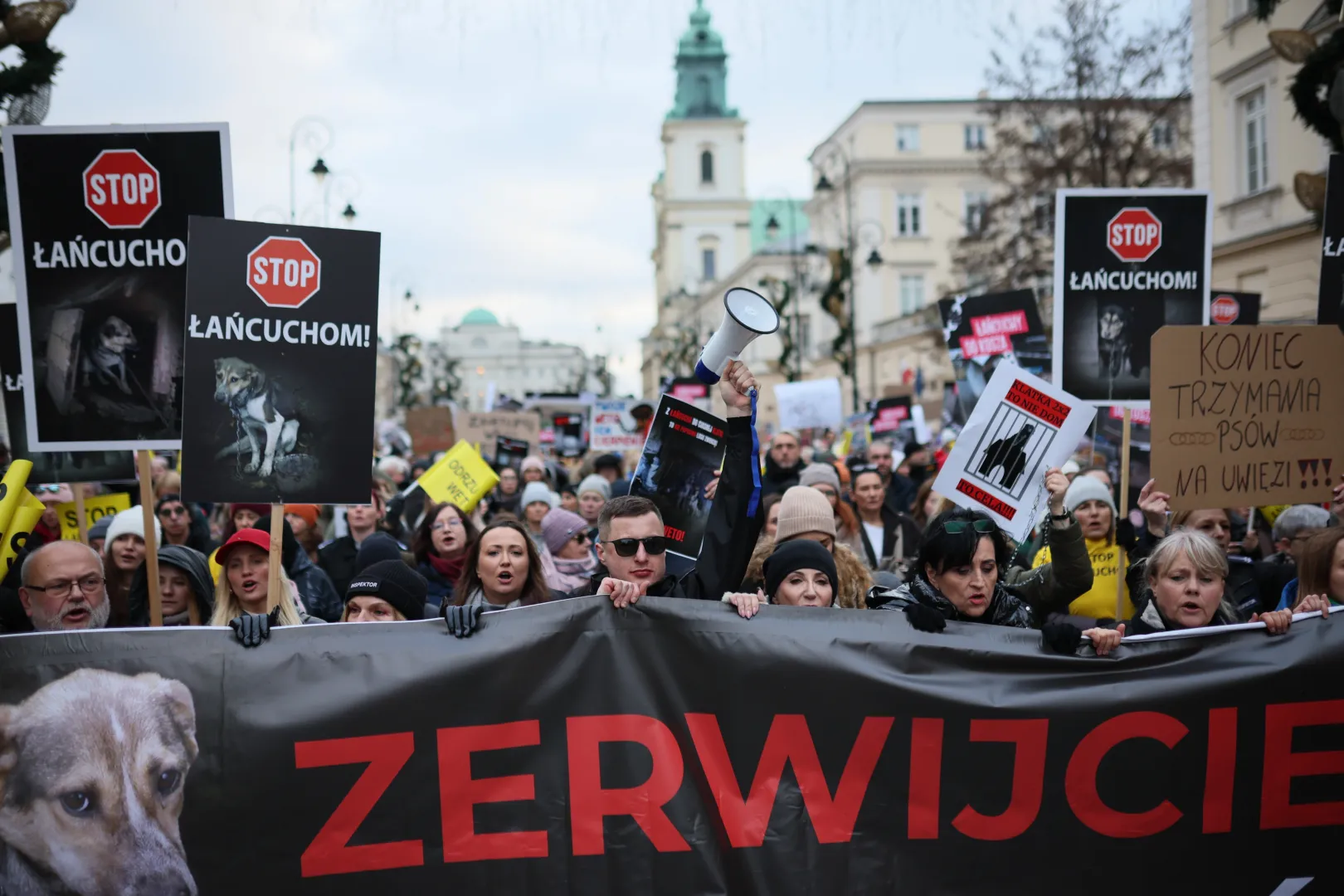 Uczestnicy Marszu dla Zwierząt pod hasłem „Zerwijcie łańcuchy, odrzućcie weto” przeszli spod siedziby Sejmu przed Pałac Prezydencki w Warszawie, fot. PAP/Leszek Szymański