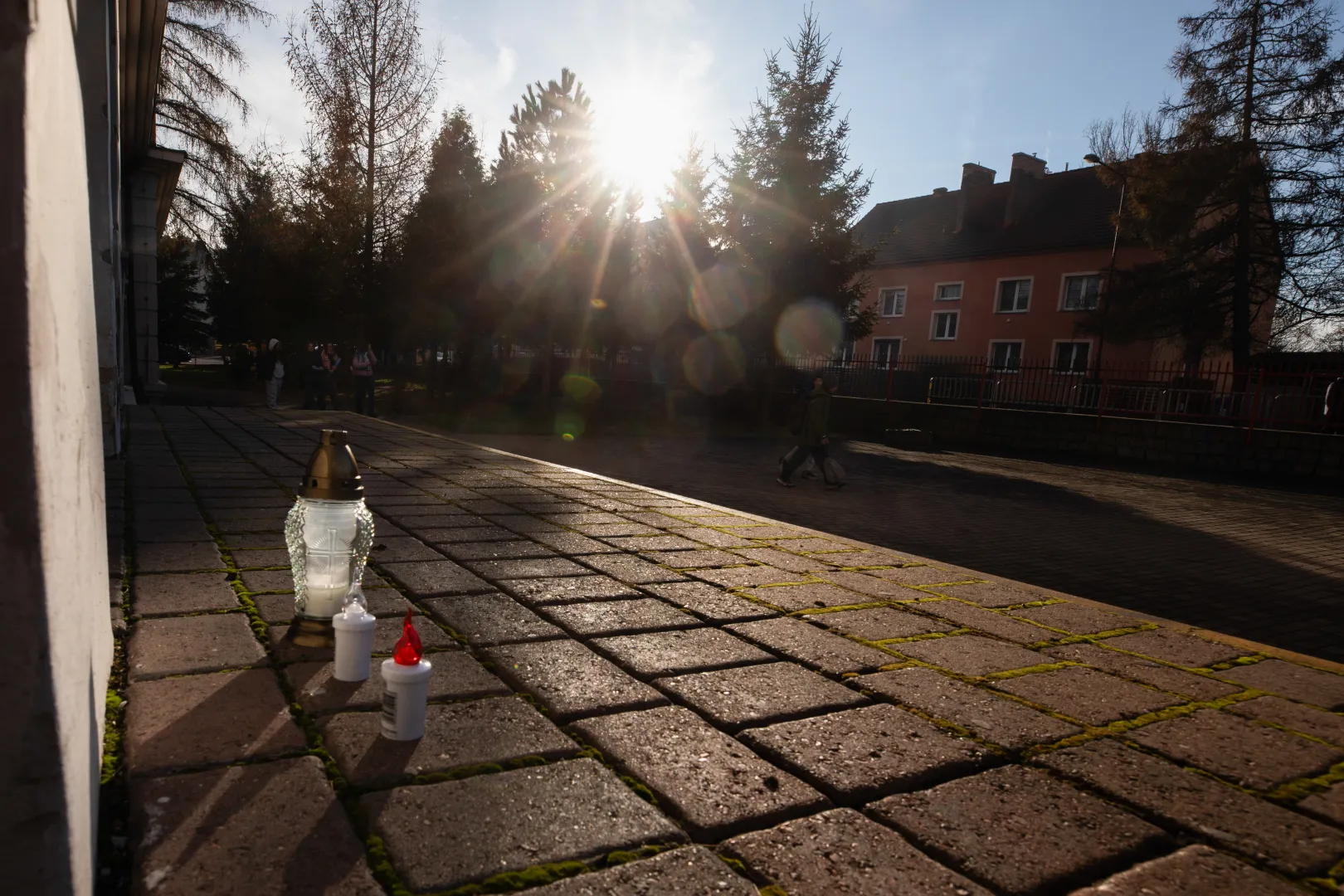 Znicze przed szkołą podstawową nr 10 w Jeleniej Górze. Fot. PAP/Krzysztof Ćwik