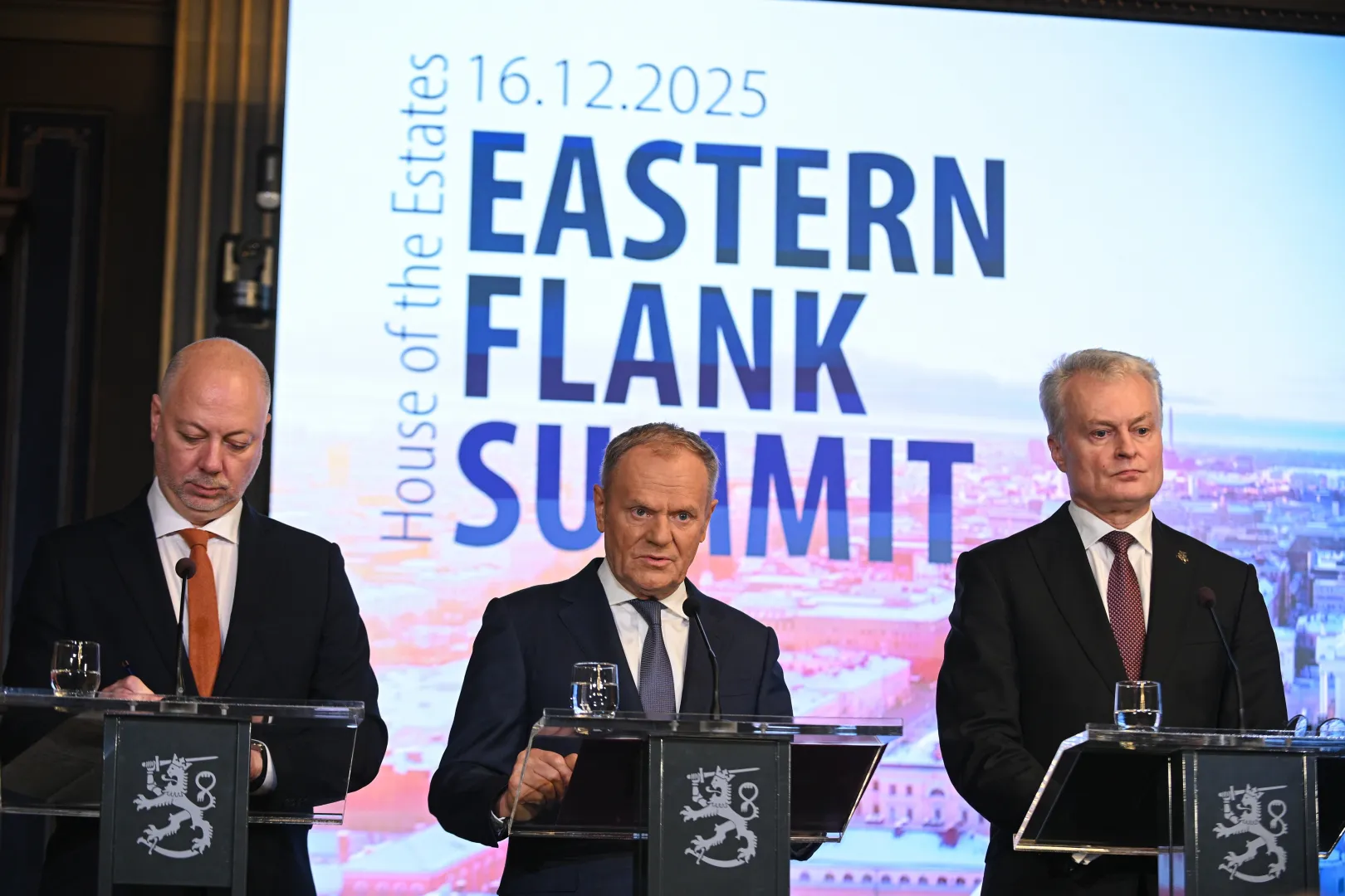  Premier RP Donald Tusk (C), premier Bułgarii Rosen Żelazkow (L) i prezydent Litwy Gitanas Nauseda (P) na konferencji prasowej w ramach Szczytu Wschodniej Flanki w Helsinkach, fot. PAP/Marcin Obara