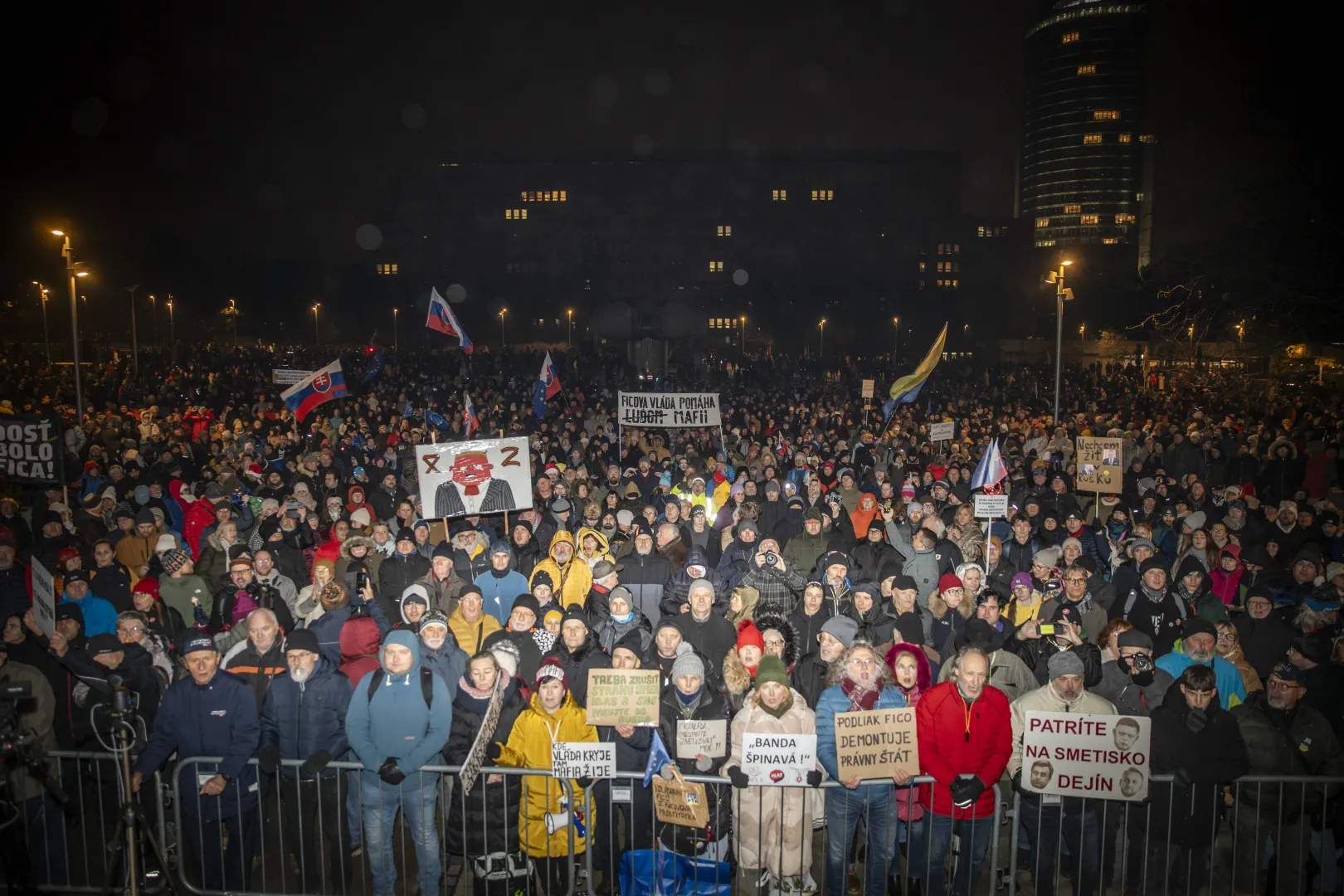 Protesty na Słowacji. Fot. PAP/EPA/JAKUB GAVLAK